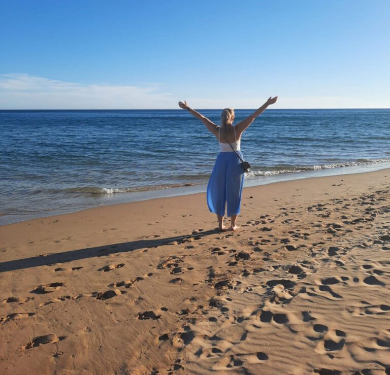 Sophia glücklich am Strand. Fühlen statt Funktionieren. Leben genießen.