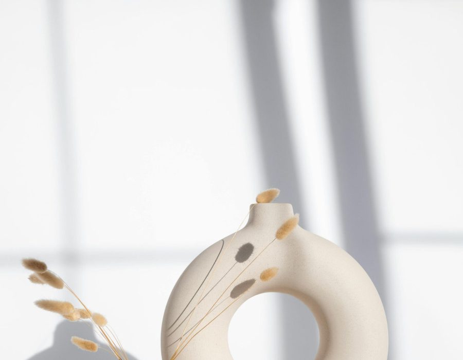 Minimalistische Keramikvasen mit getrockneten Gräsern im Sonnenlicht – Ein Symbol für innere Transformation, Wachstum und den Weg zu mehr Klarheit und Stärke im „Transformation Journey“-Coaching von Sophia Frense Life Coaching