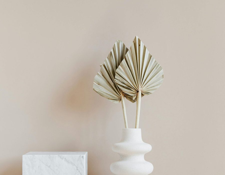Ästhetische Keramikvase mit Trockenblättern auf einer Marmorfläche – Ein Symbol für Wachstum, innere Stabilität und persönliche Entwicklung im Inner Growth Coaching bei Sophia Frense Life Coaching