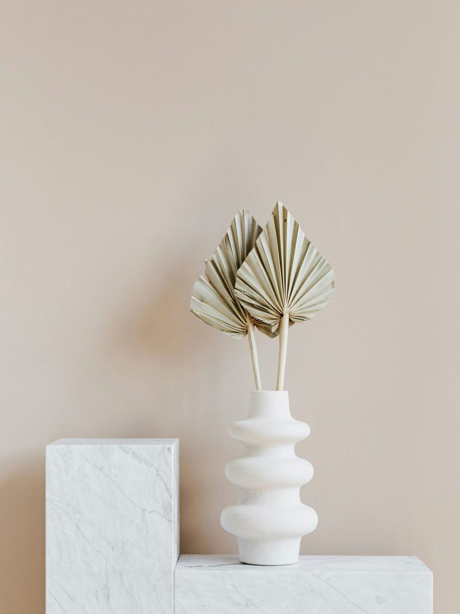 Ästhetische Keramikvase mit Trockenblättern auf einer Marmorfläche – Ein Symbol für Wachstum, innere Stabilität und persönliche Entwicklung im Inner Growth Coaching bei Sophia Frense Life Coaching