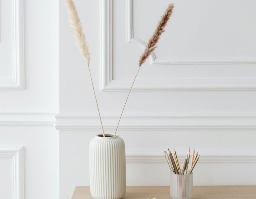 Minimalistischer Schreibtisch mit Notizbuch, Stiften und Vase – Ein Symbol für Klarheit, Fokus und persönliche Weiterentwicklung im Clarity Coaching bei Sophia Frense Life Coaching