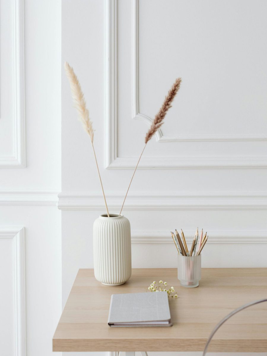 Minimalistischer Schreibtisch mit Notizbuch, Stiften und Vase – Ein Symbol für Klarheit, Fokus und persönliche Weiterentwicklung im Clarity Coaching bei Sophia Frense Life Coaching