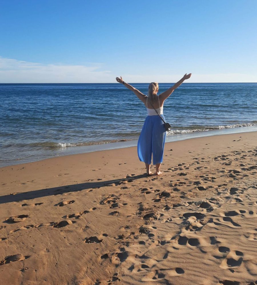 Sophia glücklich am Strand. Fühlen statt Funktionieren. Leben genießen.